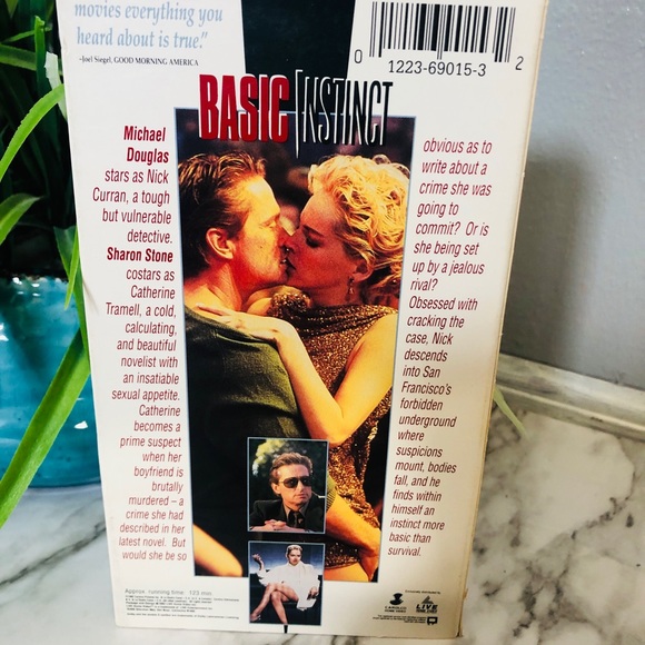 Basic Instinct (VHS, 1992) Michael Douglas, Sharon Stone - Picture 2 of 2